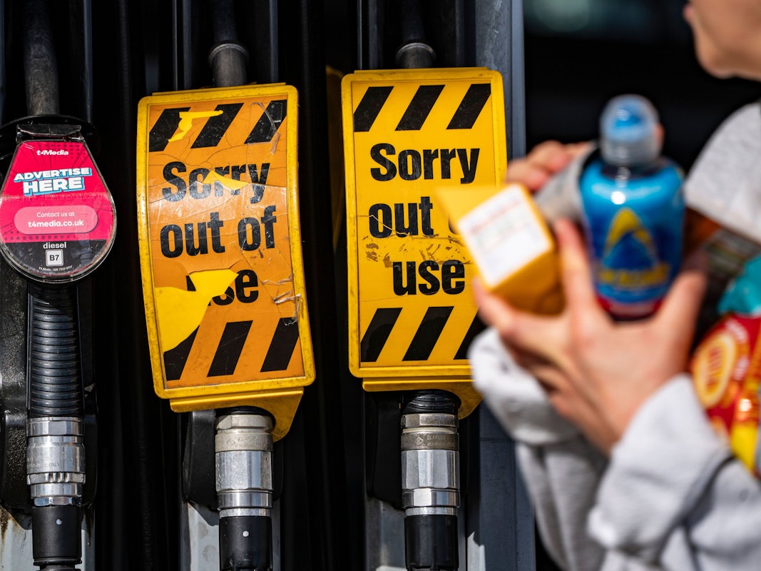 Gelbe Schilder an den Zapfsäulen für bleifreies Benzin zeigen an, dass das Benzin ausgegangen ist.