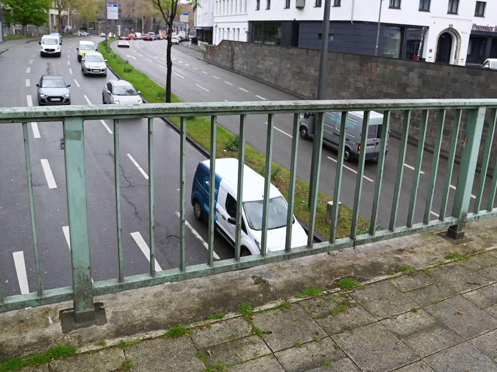 Der Ursulaplatz erstreckt sich als Brücke über die Ursulastraße, auf der Autos unter dem Platz hindurchfahren. Hier wurde ein Pflasterstein auf ein fahrendes Auto geworfen. Der Täter steht jetzt vor Gericht.