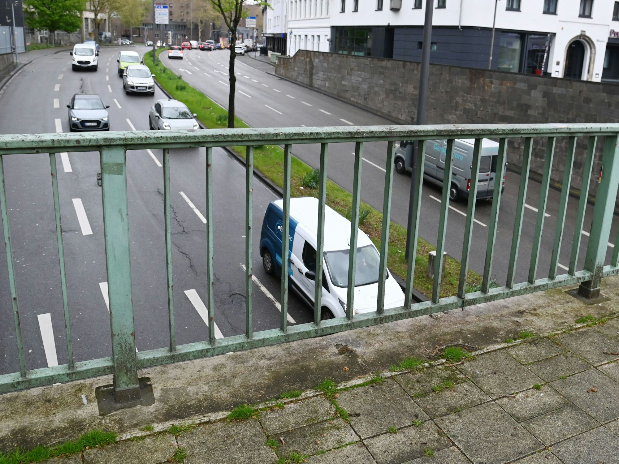Der Ursulaplatz erstreckt sich als Brücke über die Ursulastraße, auf der Autos unter dem Platz hindurchfahren. Hier wurde ein Pflasterstein auf ein fahrendes Auto geworfen. Der Täter steht jetzt vor Gericht.