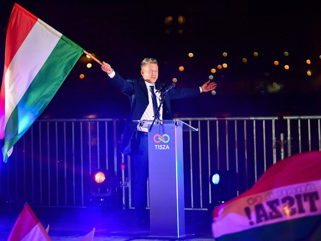 Peter Magyar schwenkt die ungarische Flagge.