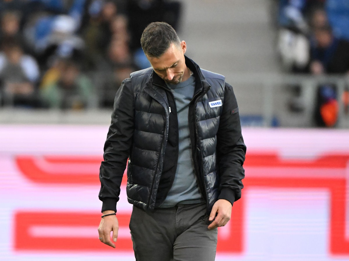 Christian Eichner mit gesenktem Knopf.