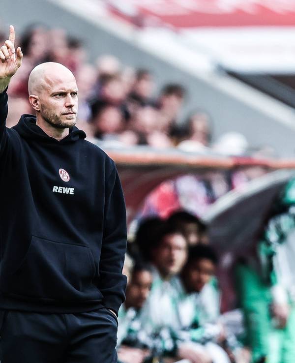 René Wagner, Trainer des 1. FC Köln, beim 3:1 gegen Werder Bremen an der Seitenlinien.