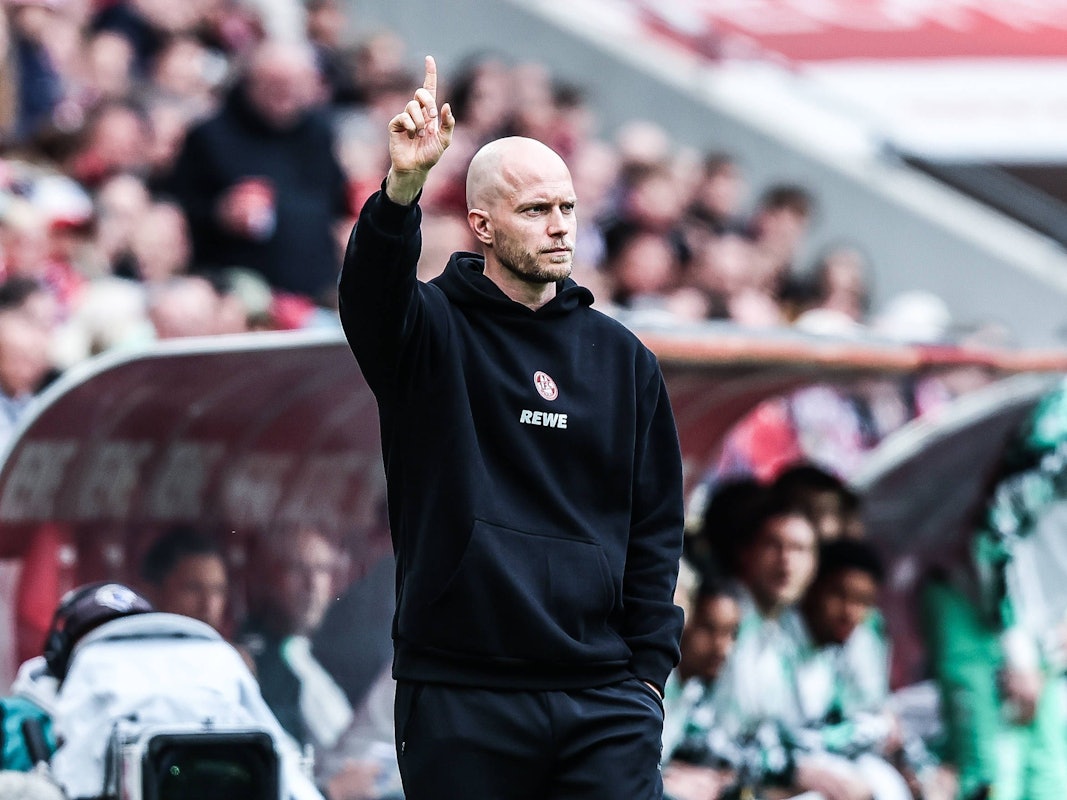 René Wagner, Trainer des 1. FC Köln, beim 3:1 gegen Werder Bremen an der Seitenlinien.