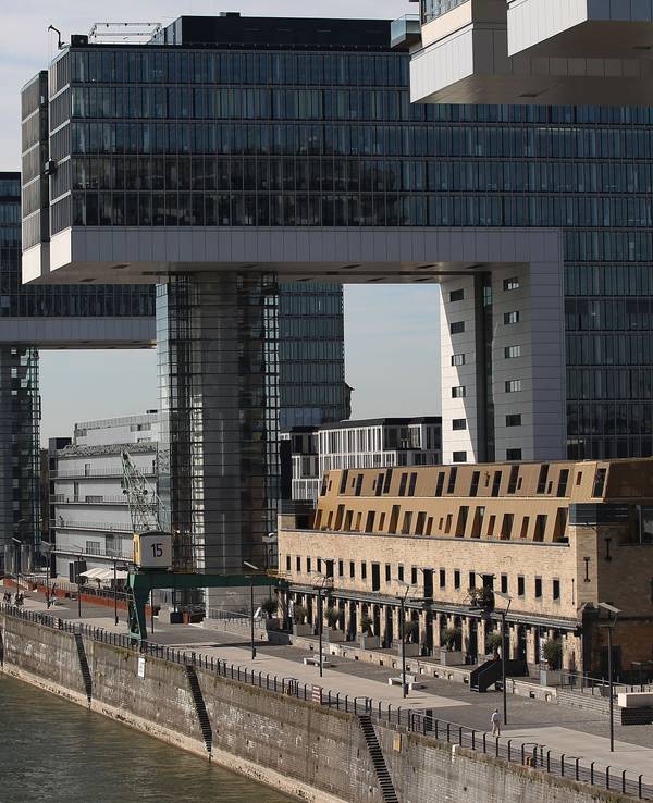Die Kranhäuser im Rheinauhafen gehören neben dem Kölner Dom zum Wahrzeichen der Stadt.