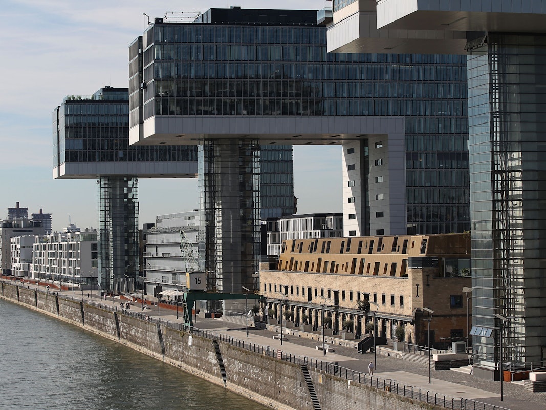 Die Kranhäuser im Rheinauhafen gehören neben dem Kölner Dom zum Wahrzeichen der Stadt.