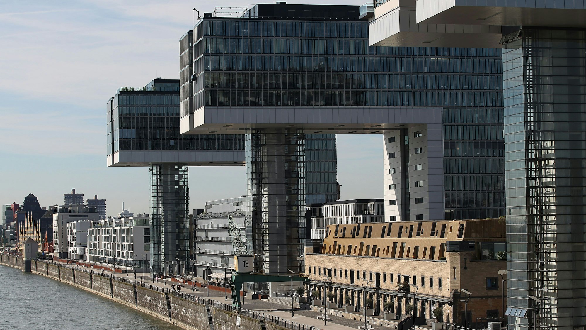 Die Kranhäuser im Rheinauhafen gehören neben dem Kölner Dom zum Wahrzeichen der Stadt.