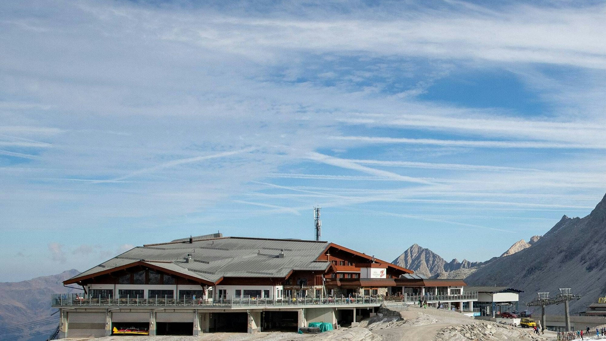 Ein Bergrestaurant inmitten karger Felsen.