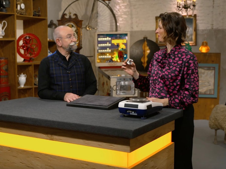 „So was hatte ich noch nie - und ich wette die Kollegen auch nicht“, Wendela Horz war mehr als begeistert, als sie das kleine Objekt Horst Lichter präsentierte. (Bild: ZDF)