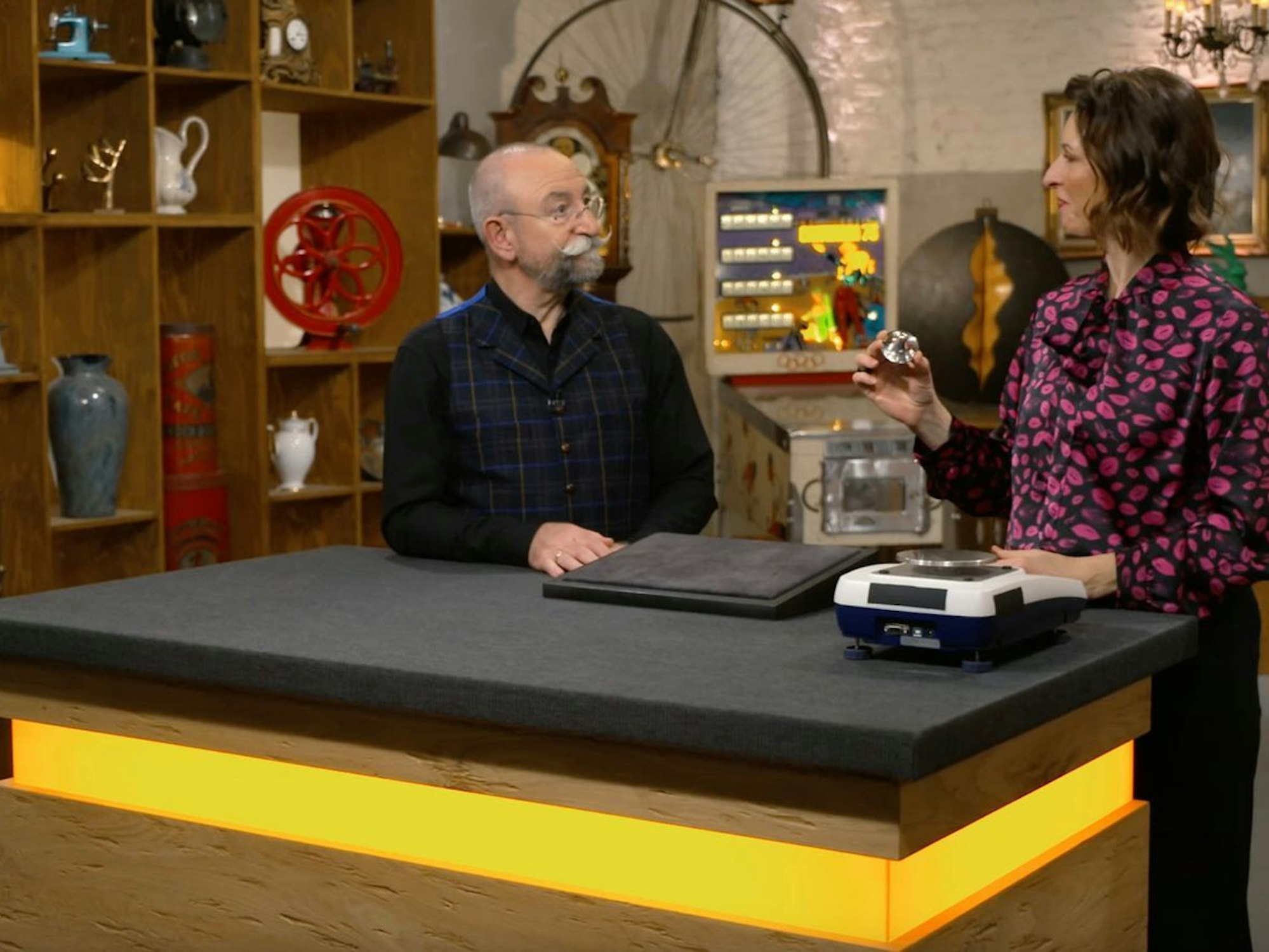 „So was hatte ich noch nie - und ich wette die Kollegen auch nicht“, Wendela Horz war mehr als begeistert, als sie das kleine Objekt Horst Lichter präsentierte. (Bild: ZDF)