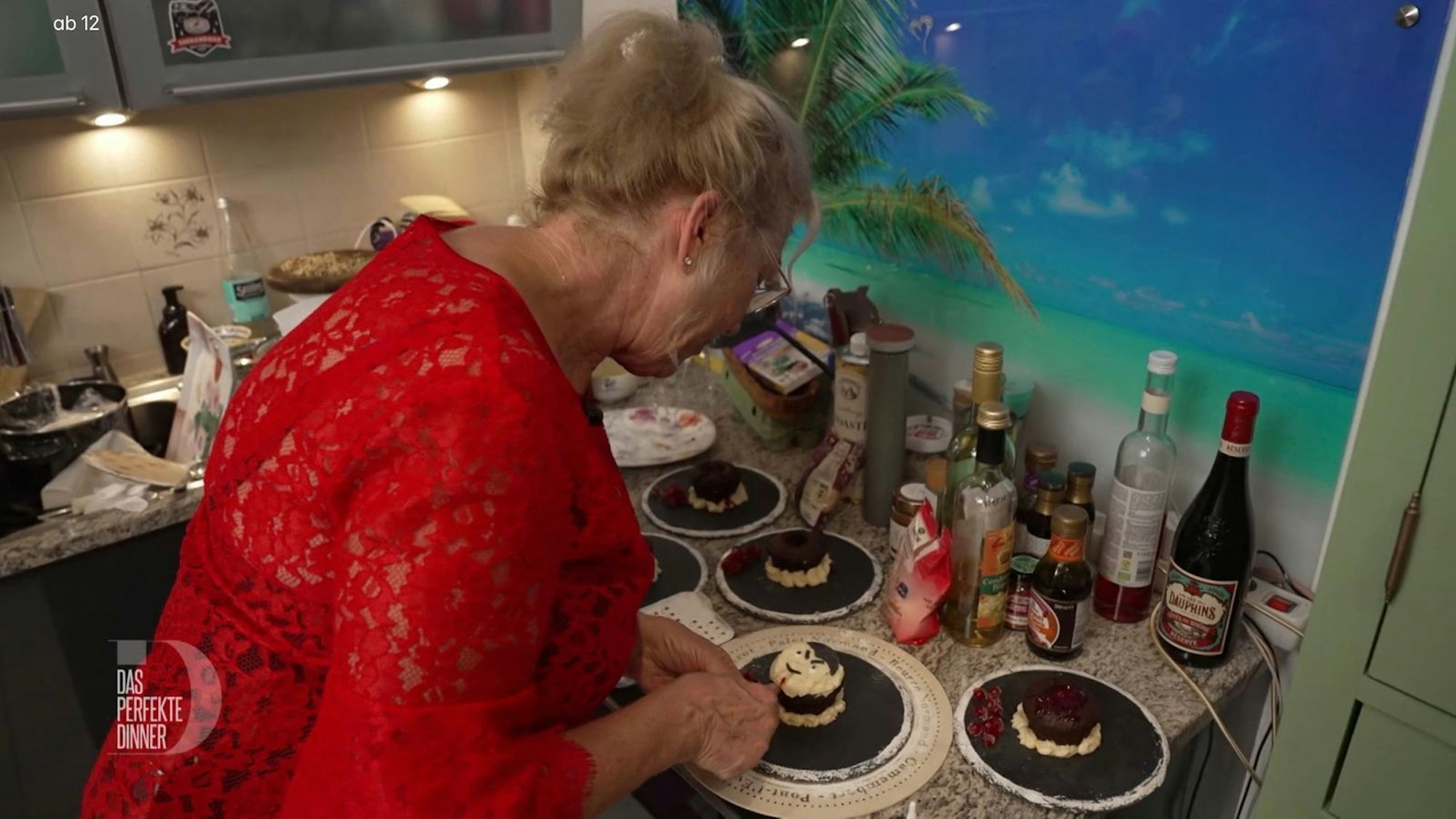 Als Dessert serviert Lucia (63) „liebe Vampire“ - und dann noch so süße! (Bild: RTL)