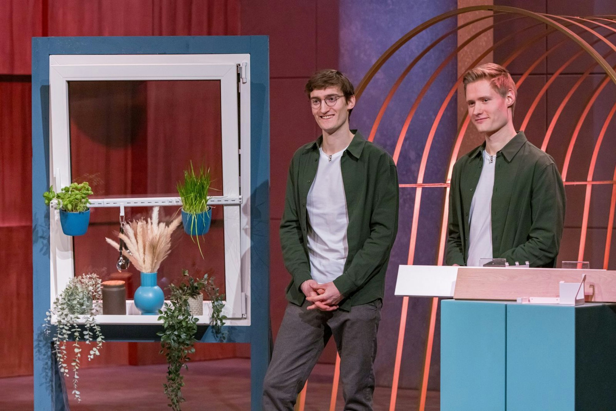 Qual der Wahl: Benedikt (links) und Lukas müssen sich zwischen zwei Top-Löwen entscheiden. (Bild: RTL / Bernd-Michael Maurer)