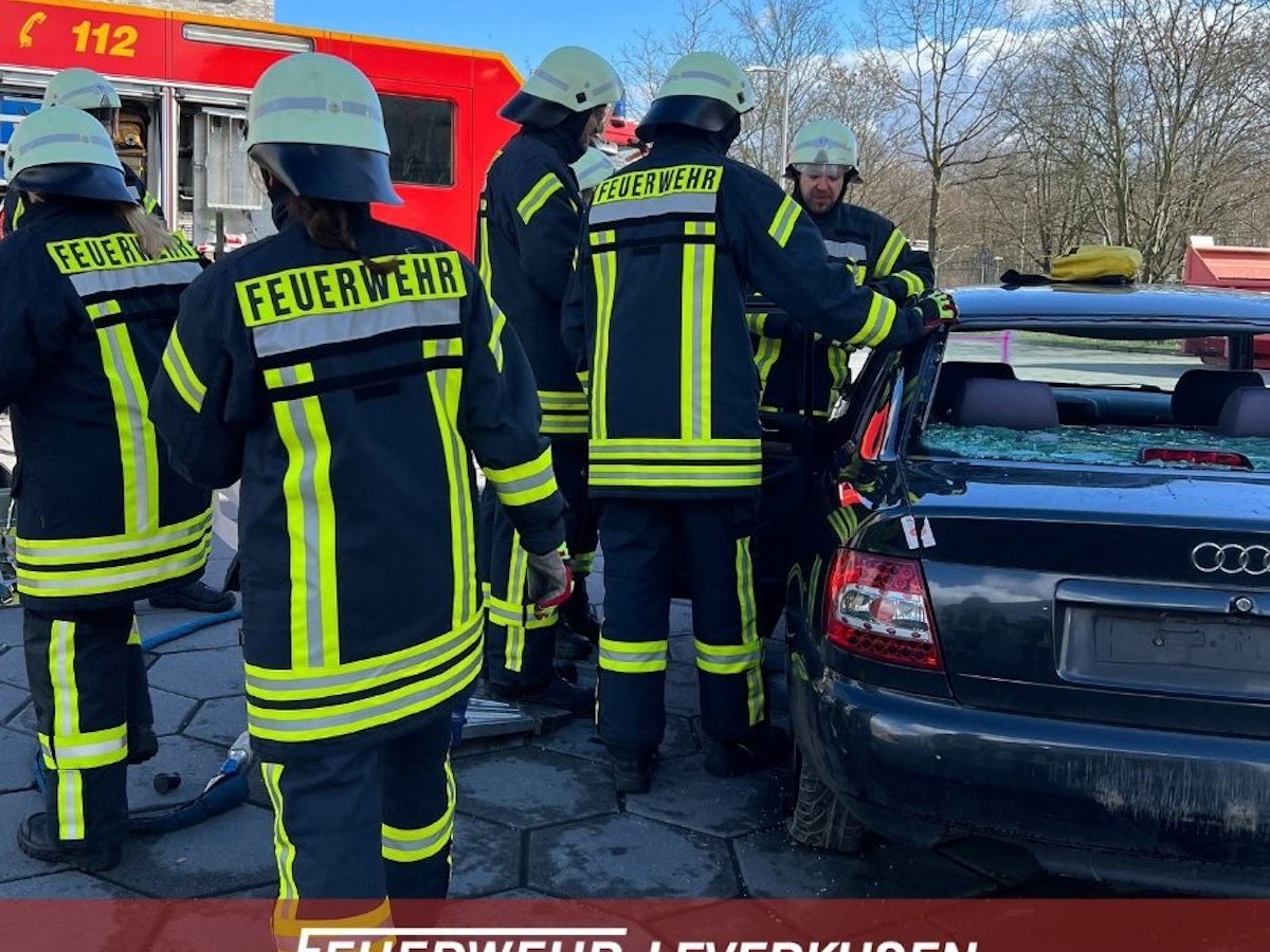 Verkehrsunfall auf der Friedrich-Ebert-Straße in Leverkusen.