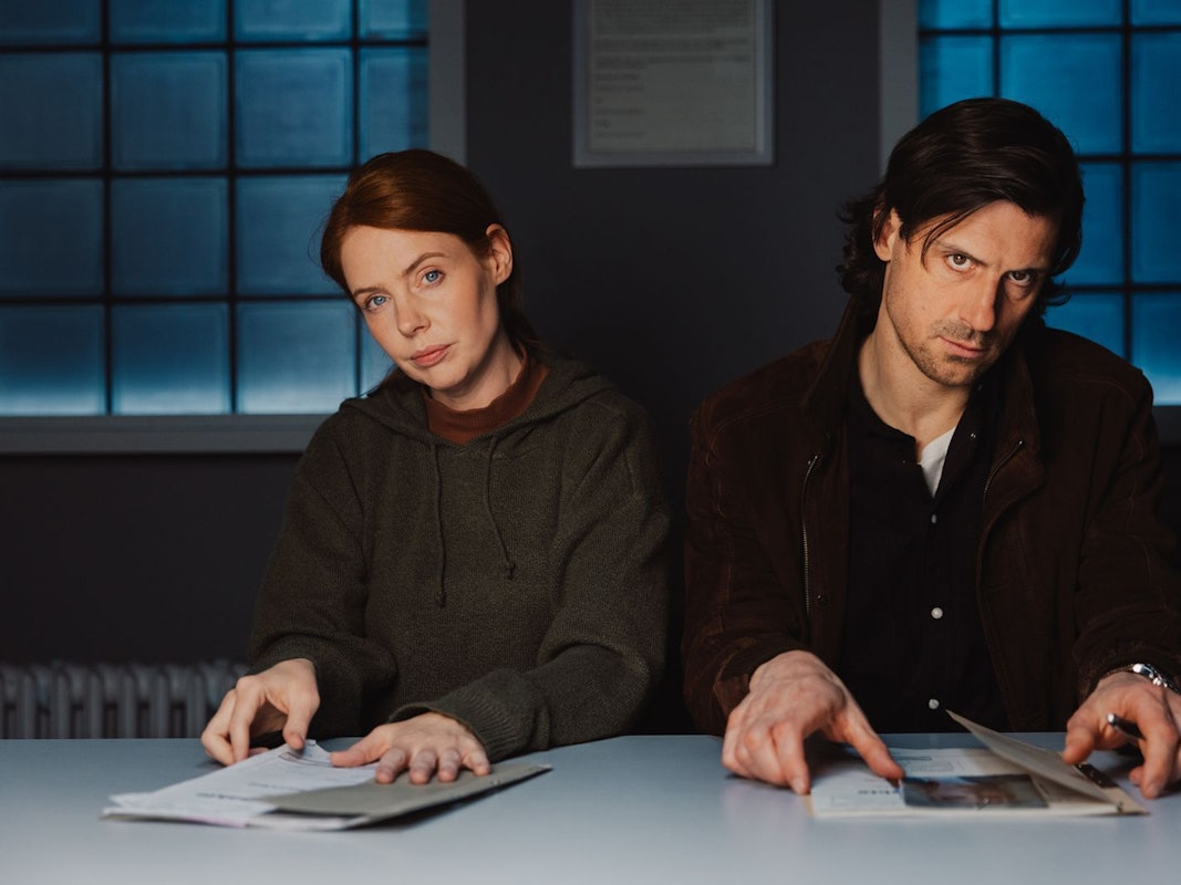 Toni (Olivia Marei) und Holger Schmitt alias „Schmitti“ (Timo Hastenpflug) werden in GZSZ mit einem Mord konfrontiert. (Bild: RTL / Anna Riedel )