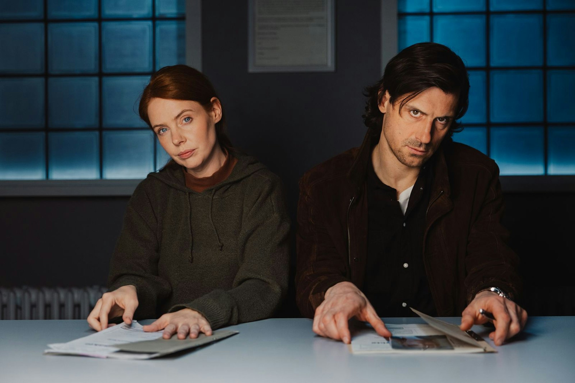 Toni (Olivia Marei) und Holger Schmitt alias „Schmitti“ (Timo Hastenpflug) werden in GZSZ mit einem Mord konfrontiert. (Bild: RTL / Anna Riedel )