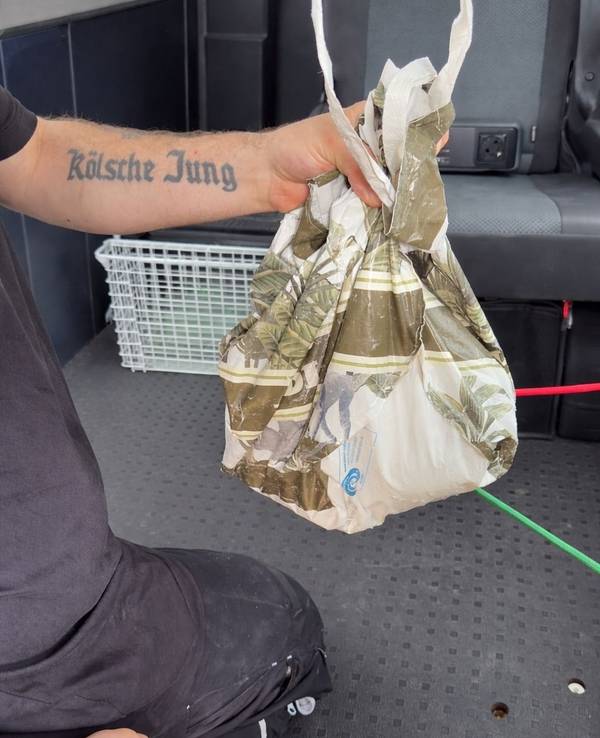 Jordan Wieland hält eine Plastiktüte.