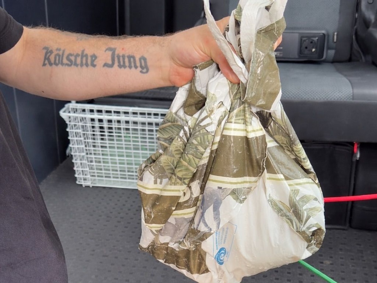 Jordan Wieland hält eine Plastiktüte.