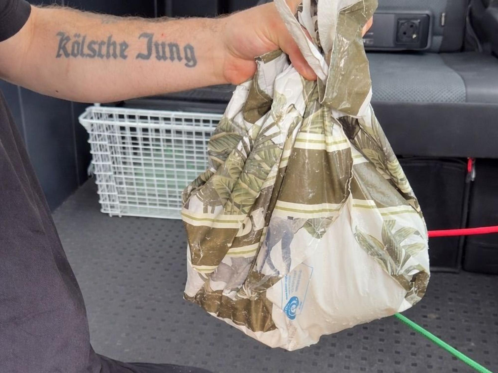 Jordan Wieland hält eine Plastiktüte.