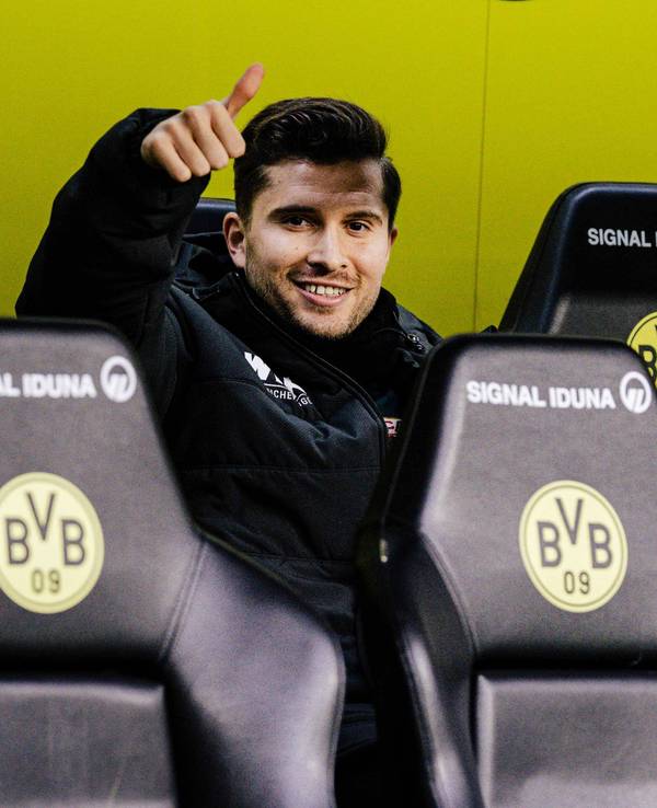 Bei einem Spiel des FC Augsburg in Dortmund sitzt Elvis Rexhbecaj auf der Ersatzbank.