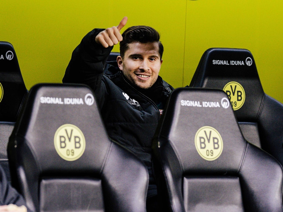 Bei einem Spiel des FC Augsburg in Dortmund sitzt Elvis Rexhbecaj auf der Ersatzbank.