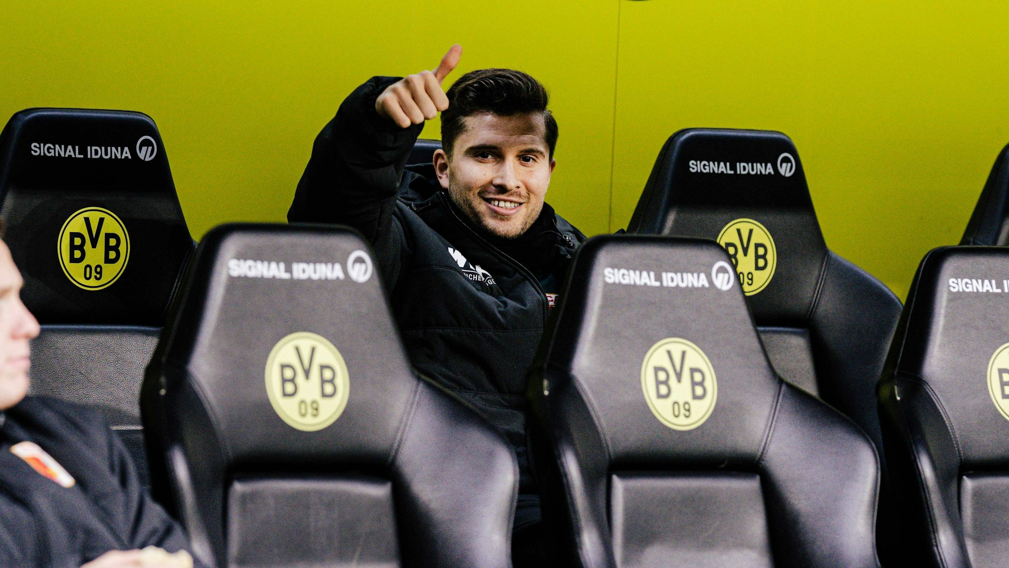 Elvis Rexhbecaj reckt auf der Ersatzbank den Daumen nach oben.