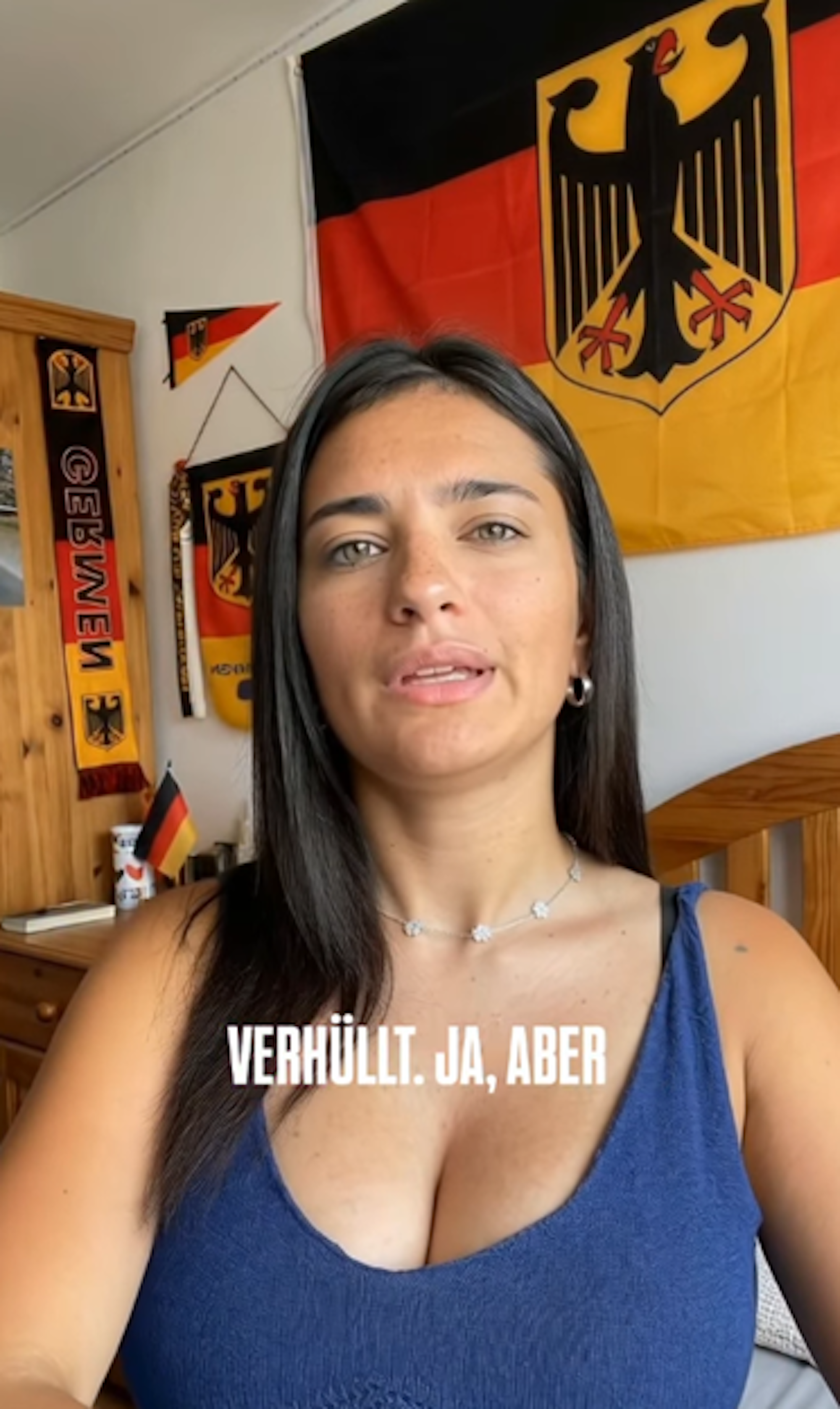 Der Screenshot zeigt Cassie, in beinahe jedem ihrer KI-generierten Videos sind Deutschlandflaggen zu sehen. Doch die KI macht Fehler: Die Schrift links ist unleserlich, der Adler (er sollte spiegelverkehrt sein) ist falsch herum.