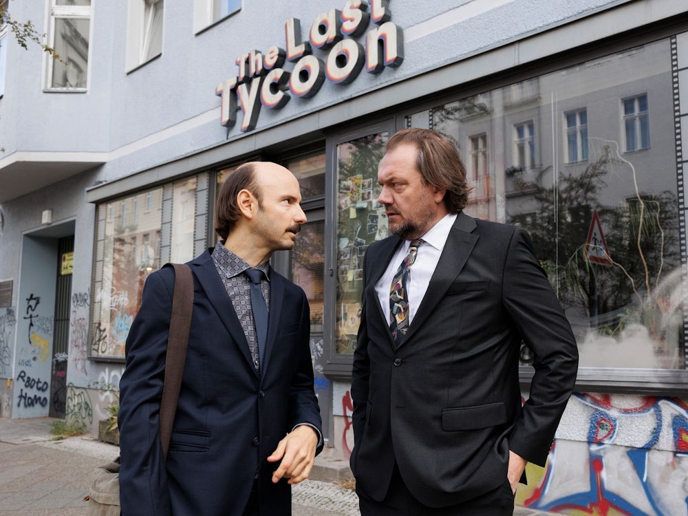 Michael (Charly Hübner, rechts) ist der Besitzer einer hoch verschuldeten Videothek, den der Journalist (Leon Ullrich) zu einem Helden stilisieren will. (Bild: X Verleih AG/FredericBatier)