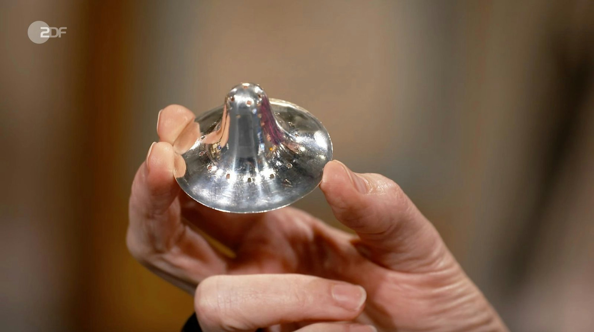 „Das ist ein Stillhütchen aus Silber“, erklärte Expertin Wendela Horz bei „Bares für Rares“. (Bild: ZDF)