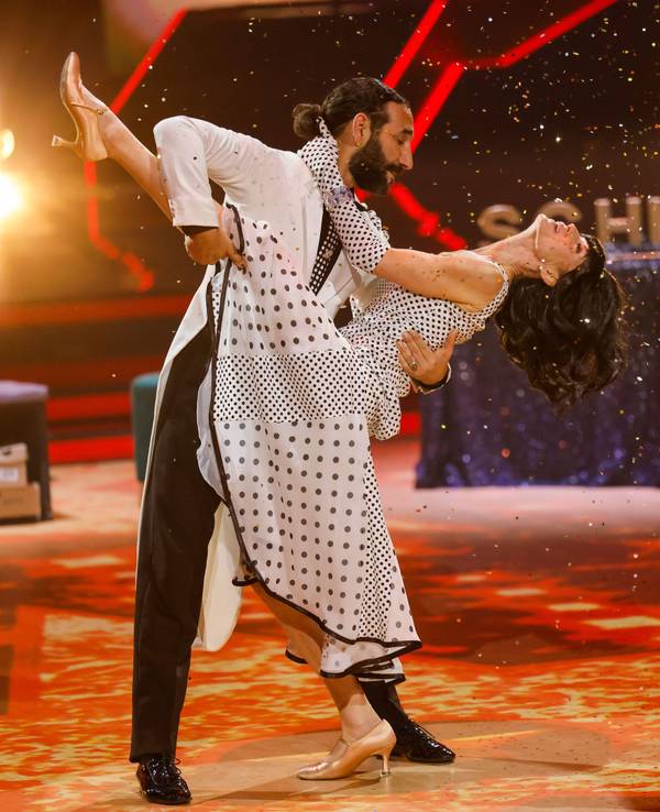 Schauspielerin Esther Schweins und Profitänzer Massimo Sinató tanzen in der RTL-Tanzshow „Let's Dance“ im Coloneum auf der Bühne. Für Esther Schweins ist Schluss.
