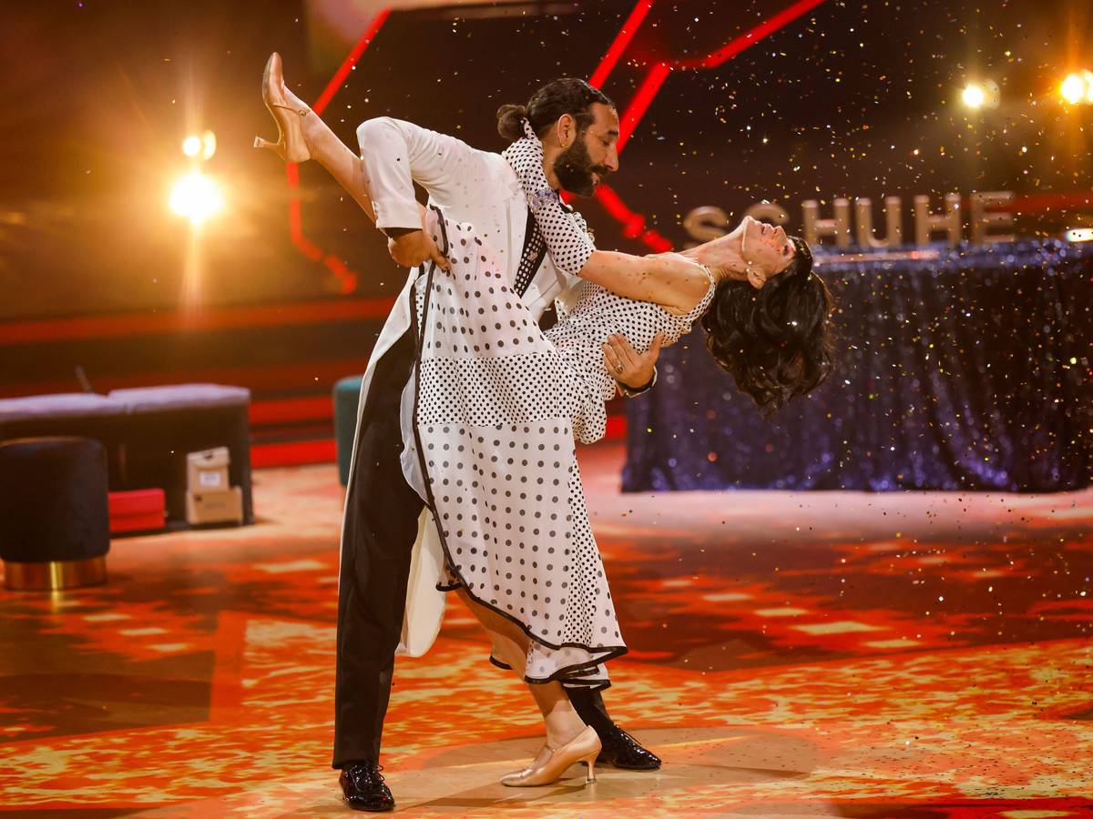 Schauspielerin Esther Schweins und Profitänzer Massimo Sinató tanzen in der RTL-Tanzshow „Let's Dance“ im Coloneum auf der Bühne. Für Esther Schweins ist Schluss.