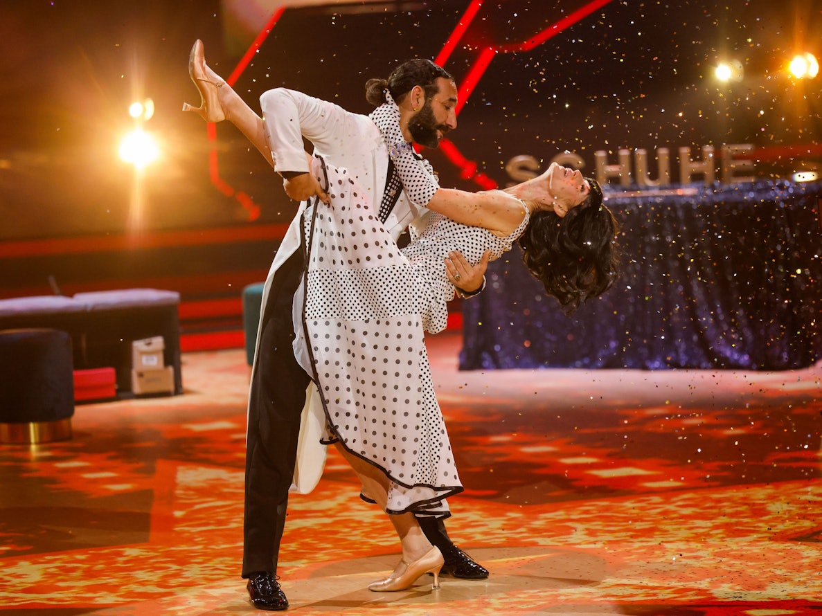 Schauspielerin Esther Schweins und Profitänzer Massimo Sinató tanzen in der RTL-Tanzshow „Let's Dance“ im Coloneum auf der Bühne. Für Esther Schweins ist Schluss.
