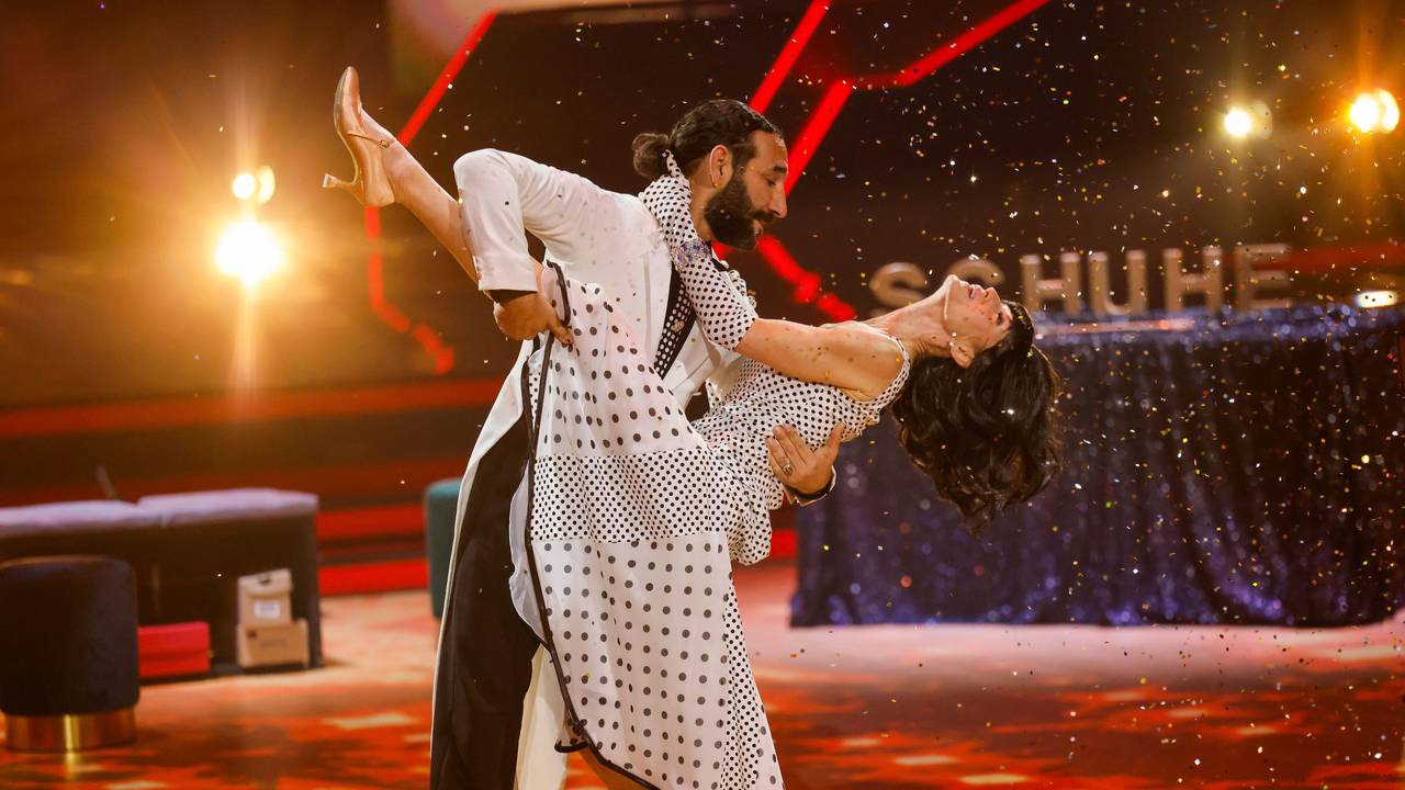 Schauspielerin Esther Schweins und Profitänzer Massimo Sinató tanzen in der RTL-Tanzshow „Let's Dance“ im Coloneum auf der Bühne. Für Esther Schweins ist Schluss.