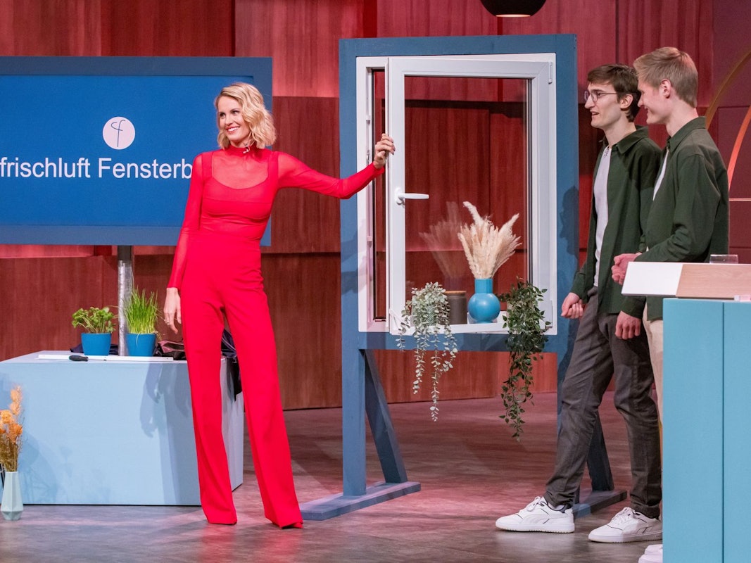 Nie mehr Töpfe und Krimskrams vom Fensterbrett räumen: Janna Ensthaler macht sich ein Bild von der genial simplen „Frischluft Fensterbrett“-Erfindung. Dahinter stecken zwei junge Unternehmer aus München. (Bild: RTL / Bernd-Michael Maurer)