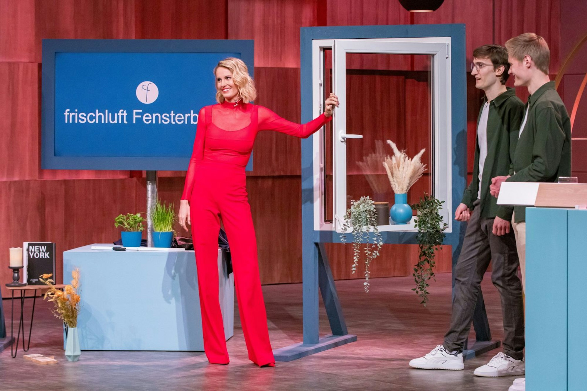 Nie mehr Töpfe und Krimskrams vom Fensterbrett räumen: Janna Ensthaler macht sich ein Bild von der genial simplen „Frischluft Fensterbrett“-Erfindung. Dahinter stecken zwei junge Unternehmer aus München. (Bild: RTL / Bernd-Michael Maurer)