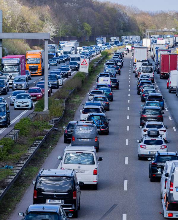Der Verkehr staut sich auf der Autobahn 1 vor dem Autobahnkreuz Leverkusen.