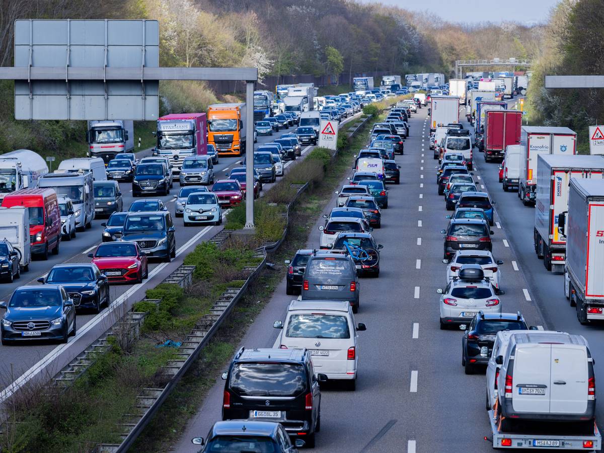 Der Verkehr staut sich auf der Autobahn 1 vor dem Autobahnkreuz Leverkusen.