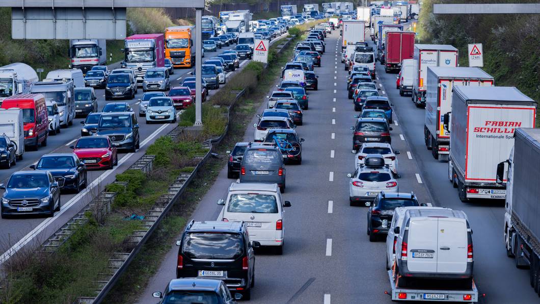 Der Verkehr staut sich auf der Autobahn 1 vor dem Autobahnkreuz Leverkusen.
