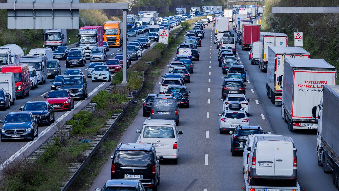 Der Verkehr staut sich auf der Autobahn 1 vor dem Autobahnkreuz Leverkusen.