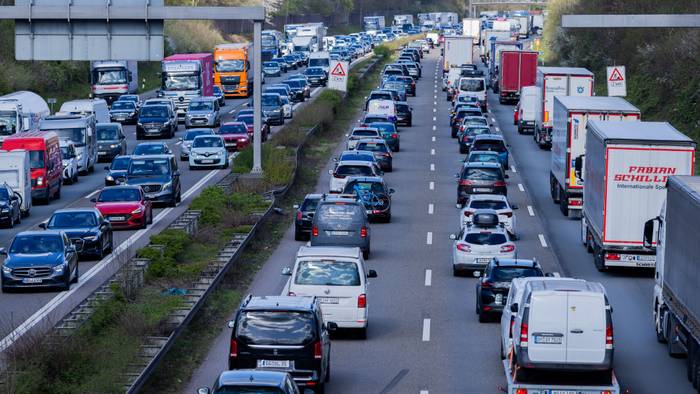 Der Verkehr staut sich auf der Autobahn 1 vor dem Autobahnkreuz Leverkusen.