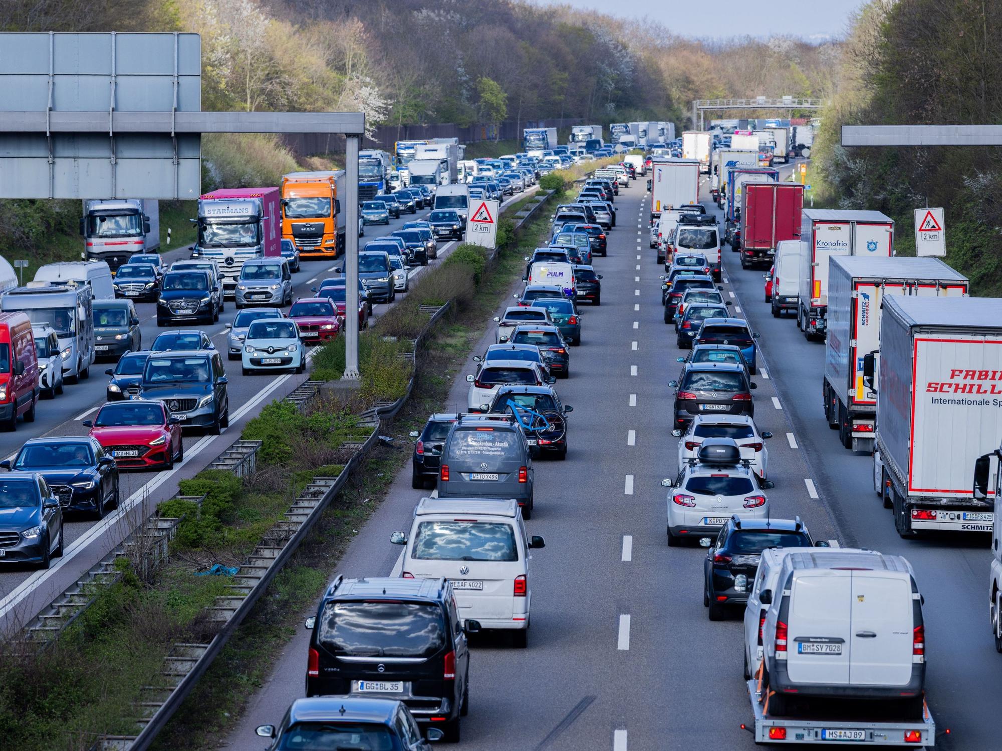 Der Verkehr staut sich auf der Autobahn 1 vor dem Autobahnkreuz Leverkusen.