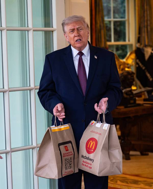 US-Präsident Donald Trump nimmt am Montag (13. April) vor dem Oval Office des Weißen Hauses in Washington eine McDonald’s-Bestellung von Sharon Simmons, einer DoorDash-Mitarbeiterin, entgegen.