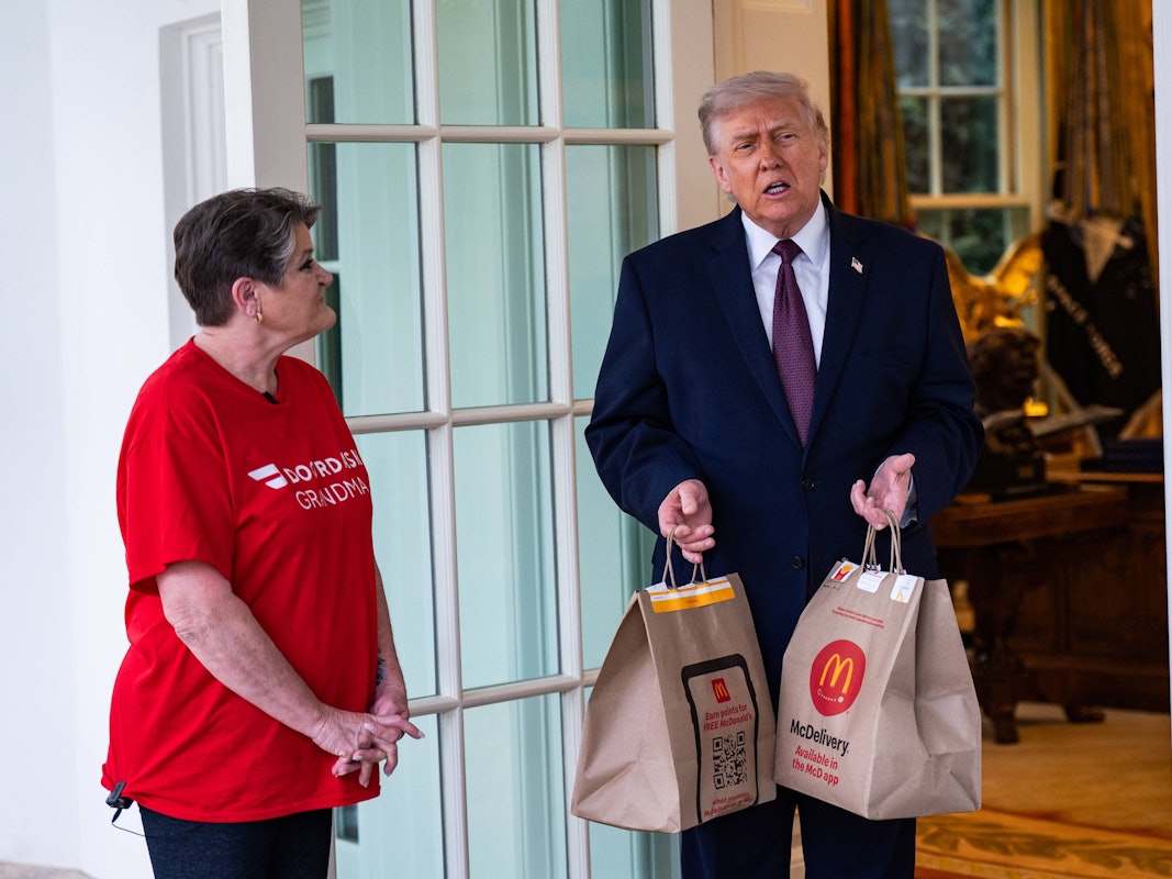 US-Präsident Donald Trump nimmt am Montag (13. April) vor dem Oval Office des Weißen Hauses in Washington eine McDonald’s-Bestellung von Sharon Simmons, einer DoorDash-Mitarbeiterin, entgegen.