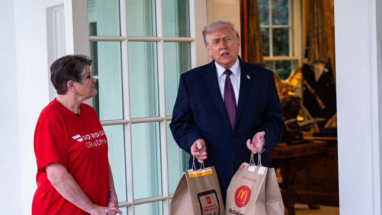 US-Präsident Donald Trump nimmt am Montag (13. April) vor dem Oval Office des Weißen Hauses in Washington eine McDonald’s-Bestellung von Sharon Simmons, einer DoorDash-Mitarbeiterin, entgegen.