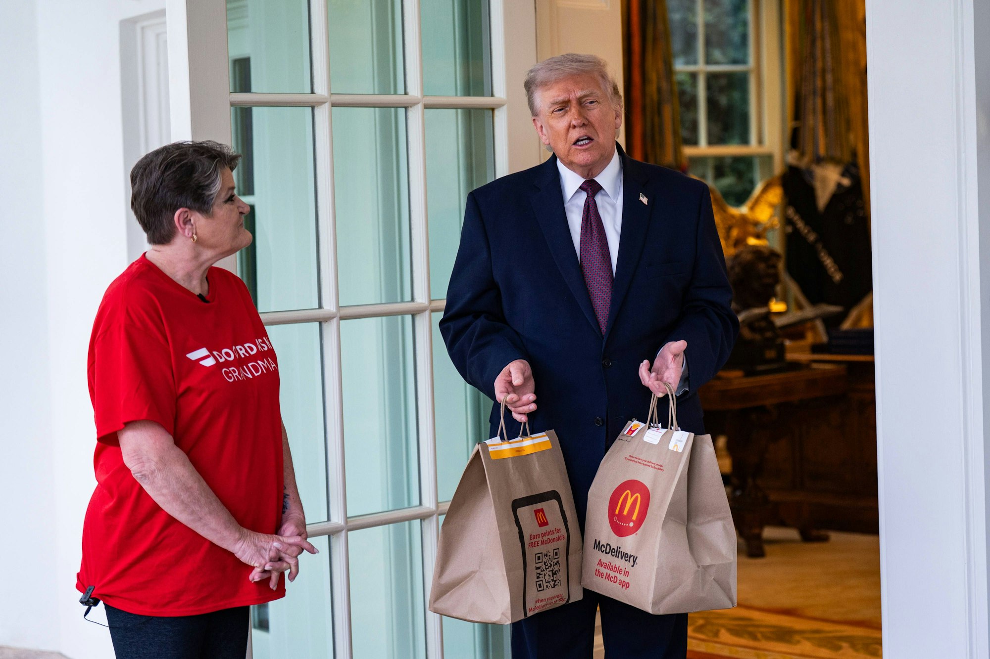 US-Präsident Donald Trump nimmt am Montag (13. April) vor dem Oval Office des Weißen Hauses in Washington eine McDonald’s-Bestellung von Sharon Simmons, einer DoorDash-Mitarbeiterin, entgegen.