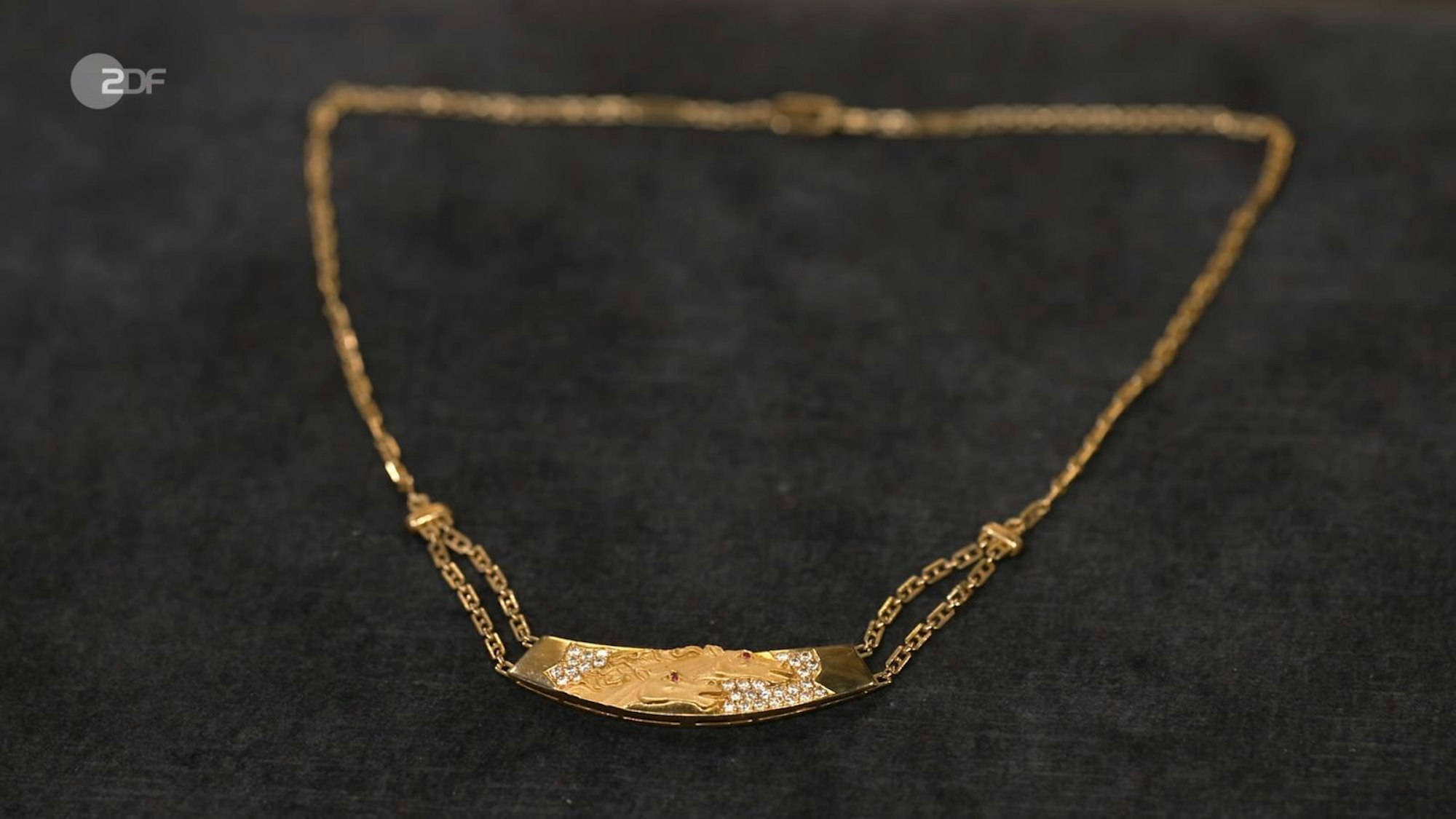 Nina aus Wetter erhoffte sich 5.000 bis 6.000 Euro für ihren Schmuck. Heide Rezepa-Zabel hielt maximal 2.300 für denkbar. Zu wenig für Nina - sie verzichtete auf die Händlerkarte. (Bild: ZDF)