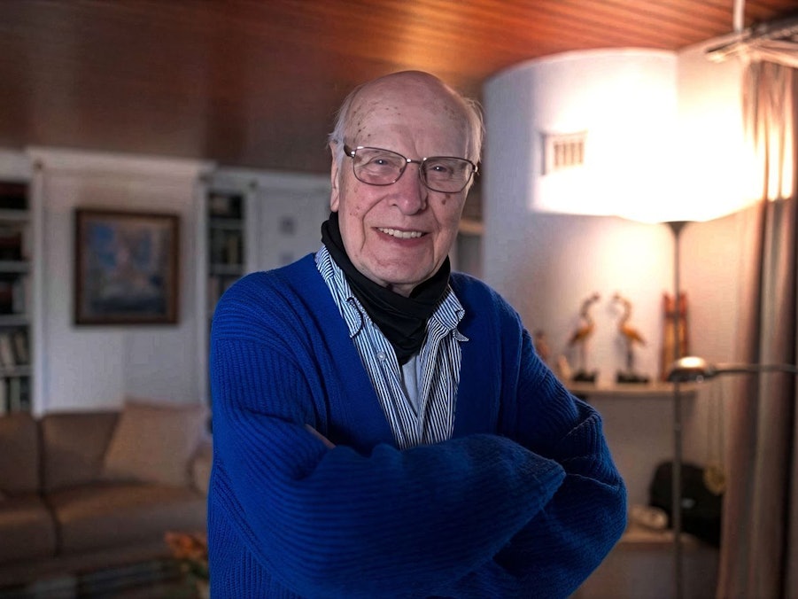 Helmut erzählt in der ZDF-Reportage „100 Jahre Leben: Was wirklich zählt“ von seinen „vier L“ für ein erfülltes Leben. (Bild: ZDF / Arne Wolter)