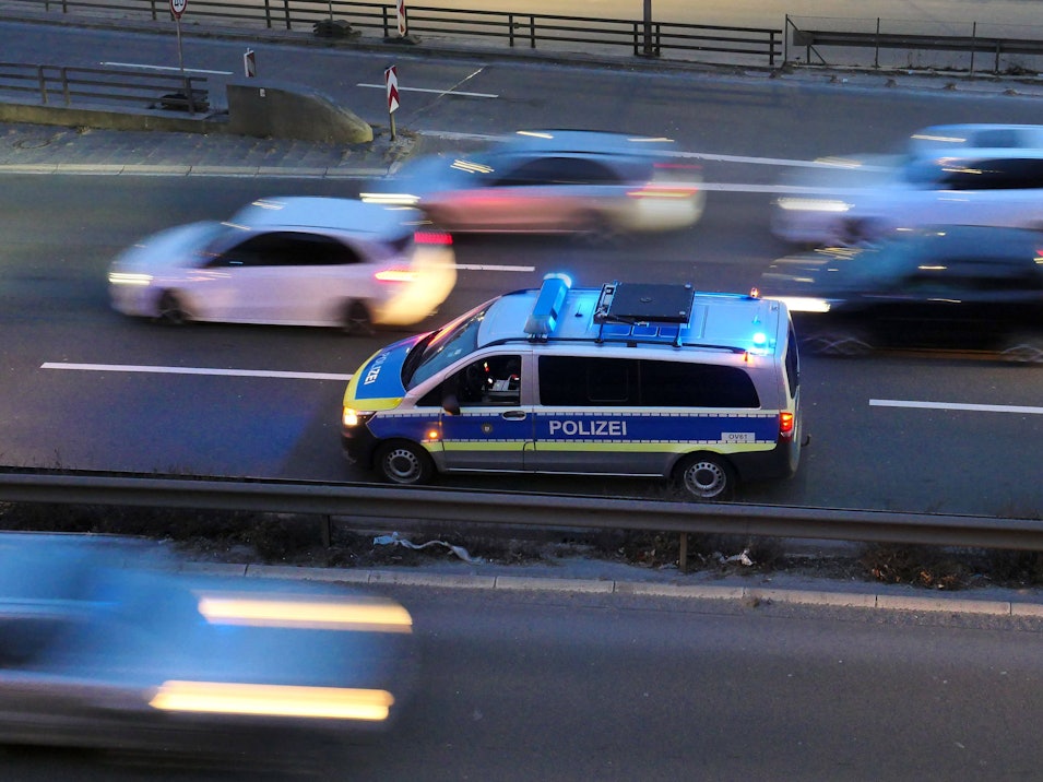 Die Polizei im Einsatz auf der Autobahn (Symbolbild).
