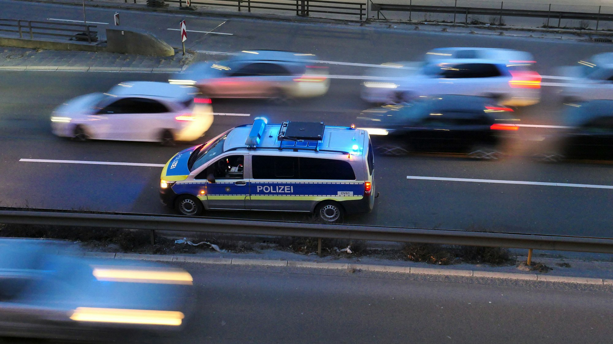 Die Polizei im Einsatz auf der Autobahn (Symbolbild).