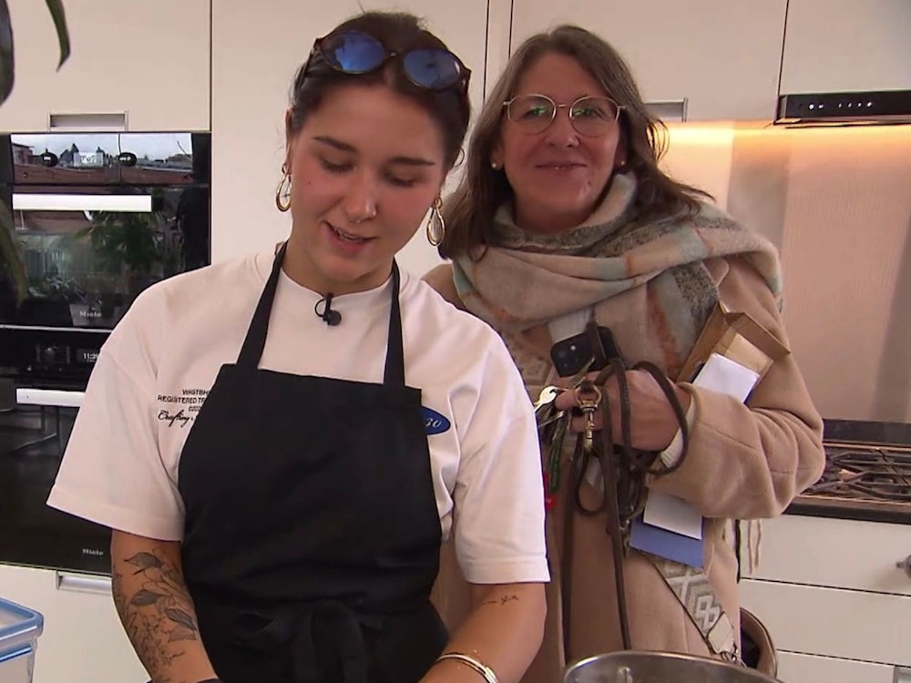 „Sie hat meine Gene“: Lunas (links) Mutter Sabine platzt vor Stolz auf ihre kochbegabte Tochter. (Bild: RTL)