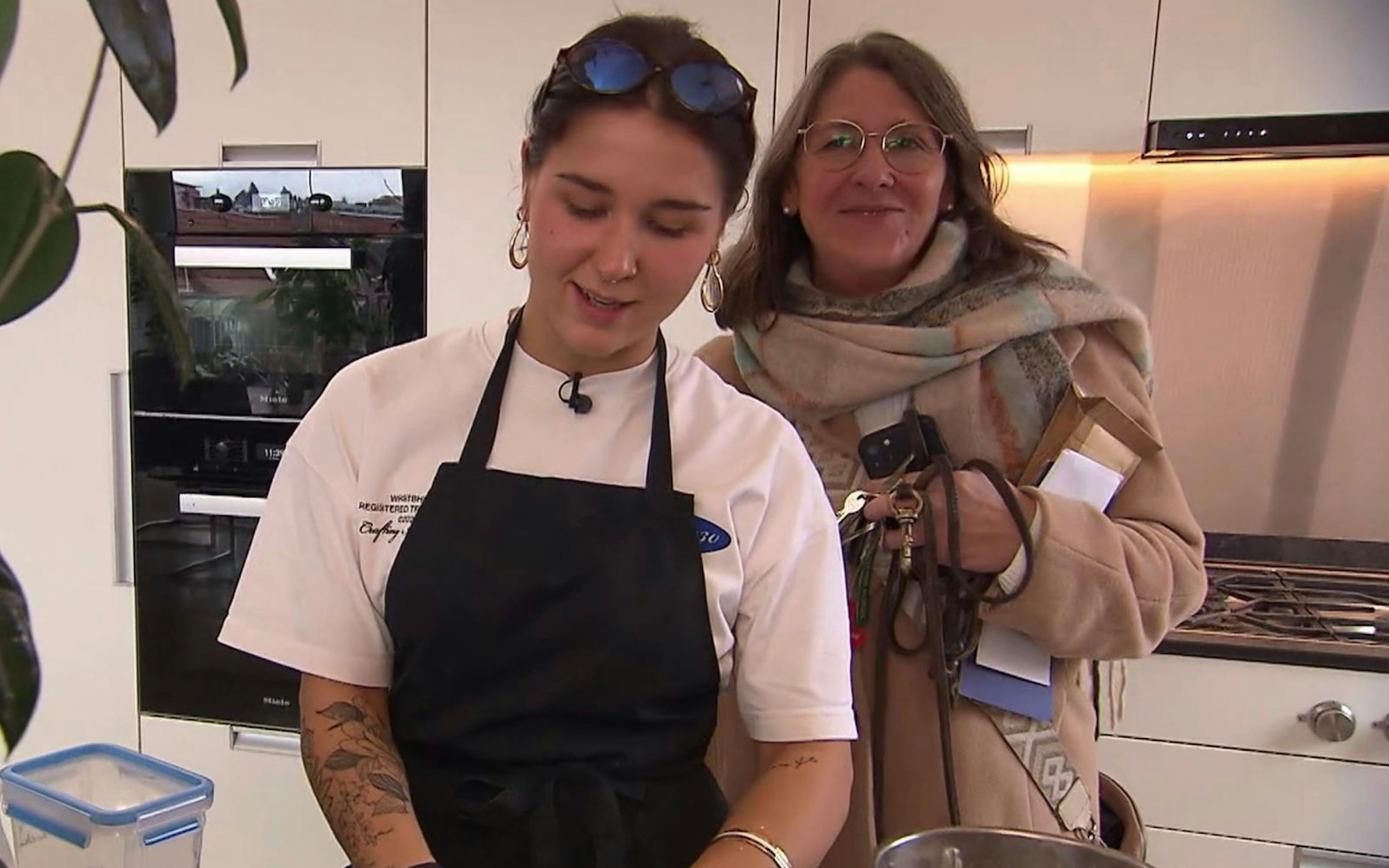 „Sie hat meine Gene“: Lunas (links) Mutter Sabine platzt vor Stolz auf ihre kochbegabte Tochter. (Bild: RTL)