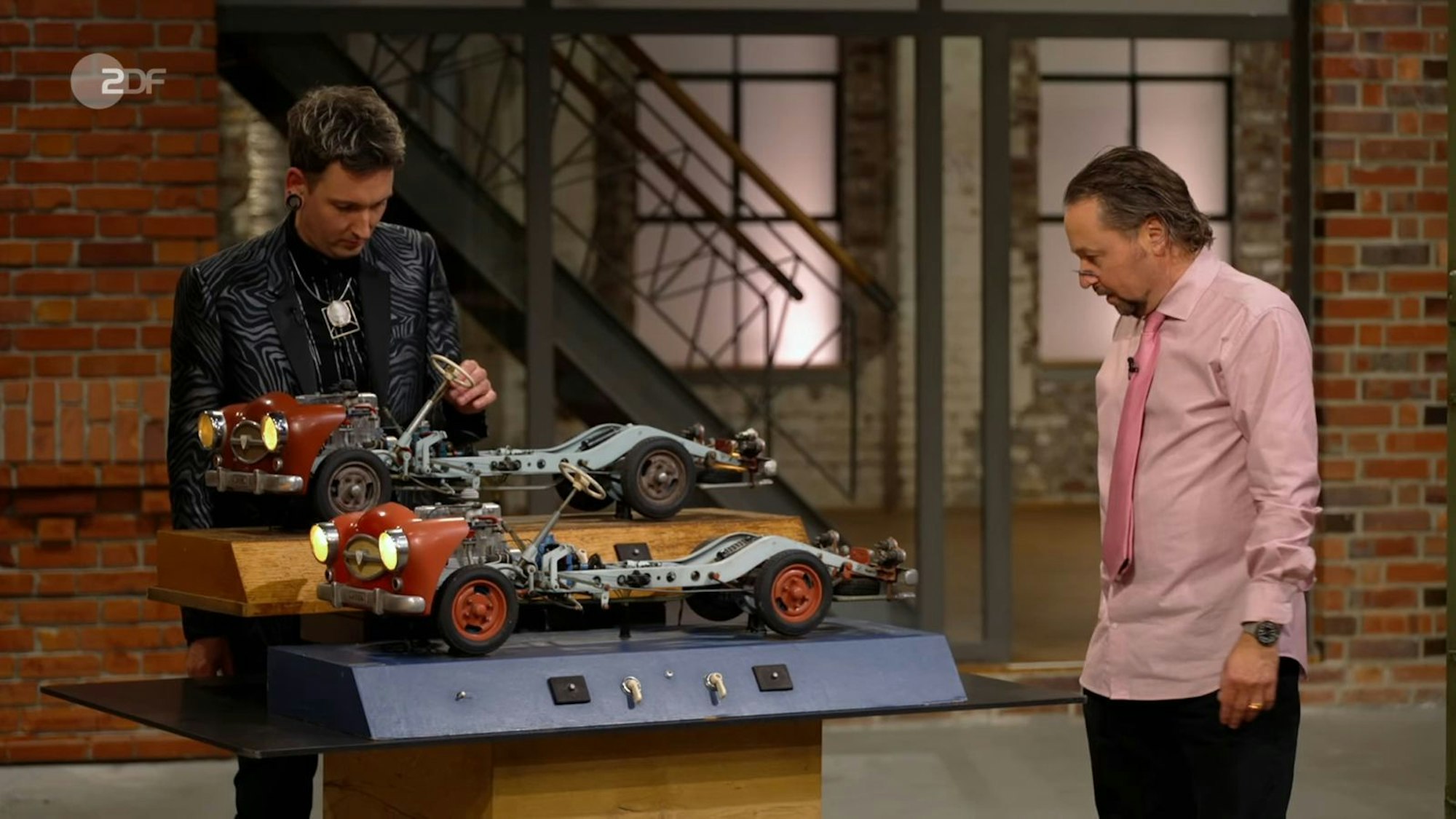 Zwei Fahrschul-Modellautos ihres verstorbenen Mannes wollte Petra für 1.000 Euro veräußern. Den Wunschpreis hielt Annika Raßbach für „absolut realistisch“. Händlerin Sarah Schreiber bezahlte allerdings nur die Hälfte. (Bild: ZDF)